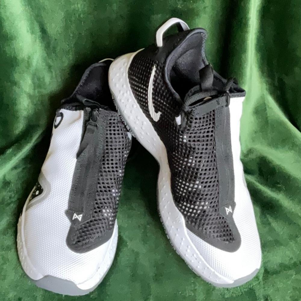 Nike Men’s 2020 PG 4 Oreo Sneaker - size 8.5